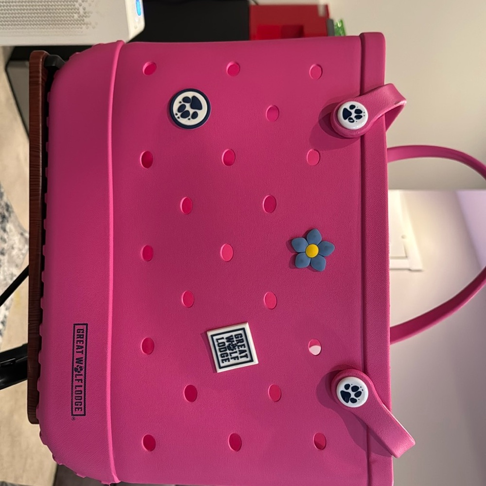 Perfect tote for busy anyone with kids.  Excellent condition, never used